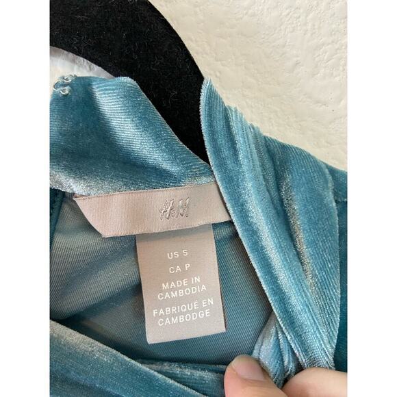 H&M turquoise velvet stretch bodysuit with keyhole front long sleeve size small - Picture 3 of 3